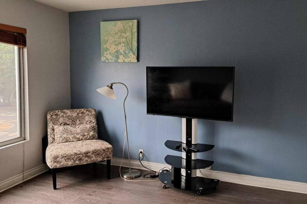 2bdr Bluff Heights Condo walking distance to beach